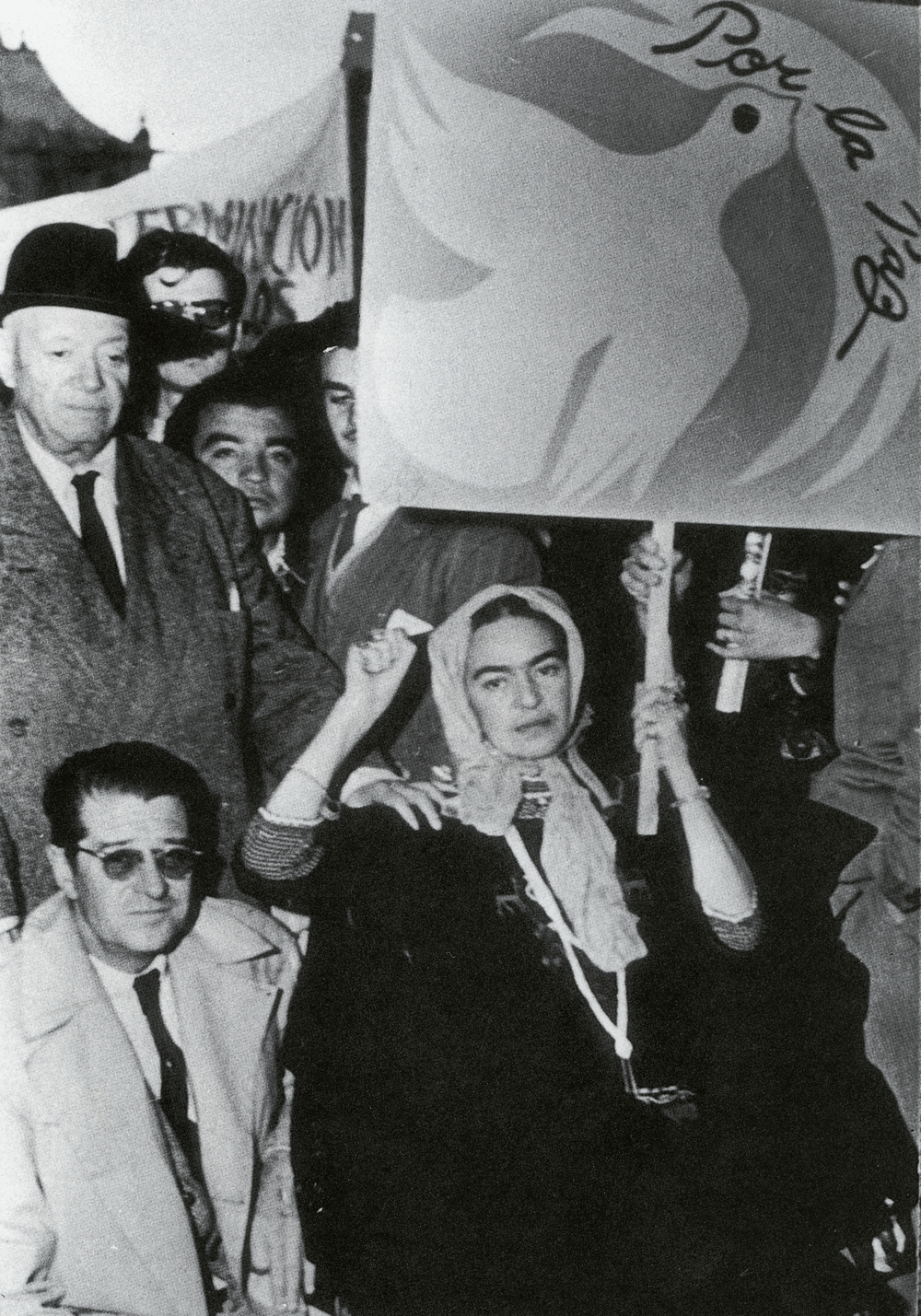 goodlookinout:  mangoestho:WHAT IS INTERESTING, IS THAT THE FRIDA KAHLO VENERATED