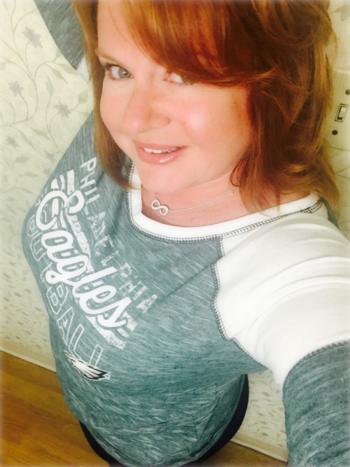 prettylilredhead:Tuesday selfies … Rockin’ the yoga pants and my Eagles Pride!!! Hope everyone is ha