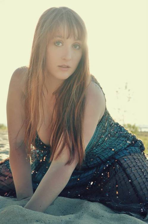 redheadedbondage:  Summer means beach shoots :D Sorry there’s no boobs yet. Here’s my face anyway.  (photog: Heather Spaleny) -Kitten