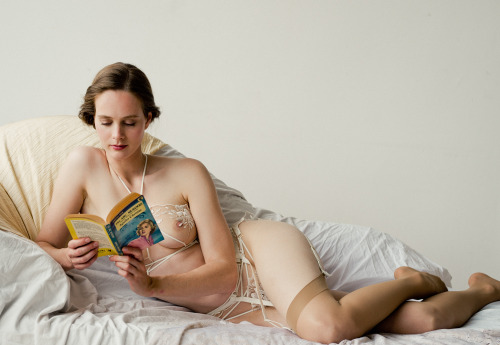 myschaoreo:Reading murder mysteriesPhoto Myscha Oréo for Tisja Damen Lingerie