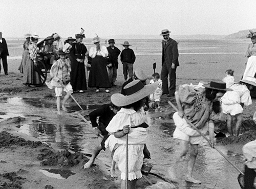 filmauteur:Enfants pêchant des crevettes (Children Digging For Clams) (1896, France) Directed 