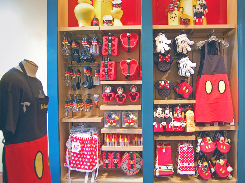 omg i want all this disney kitchenware