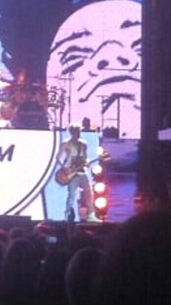 imateenagedirtbaghomie:  NIALLS IN A TANK TOP PLAYING GUITAR GOOD FUCKING BYE  