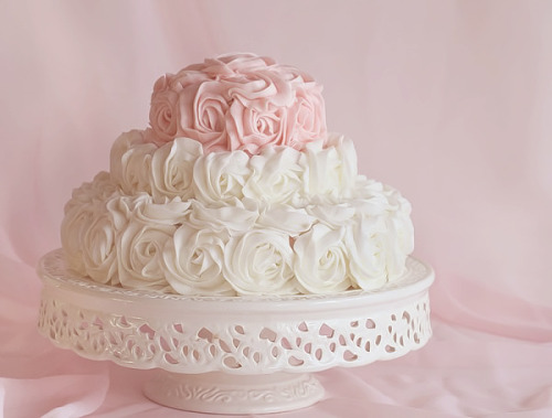 hana-yome:Rose Birthday Cake by (i am baker)