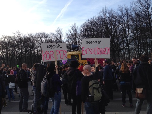 wellegegenvaterstaat:rangelei:  Frauenkampftag, 08.03.15, in Berlin.  Kurze Röcke, fette Bässe - Macker kriegen auf die Fresse!  war so jut!