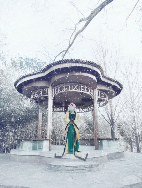 changan-moon:Girl wearing hanfu like costume(basically the same though it’s cosplay), origination is