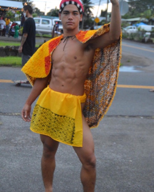 local808boizs: nsdl96791: hawaiianboys808: He may be a short guy but I’m not lying when I say 