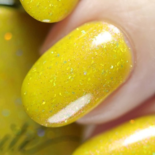@illimitebeauty Sunflowers from the Van Gogh collection, available right now at @livelovepolish  Go 