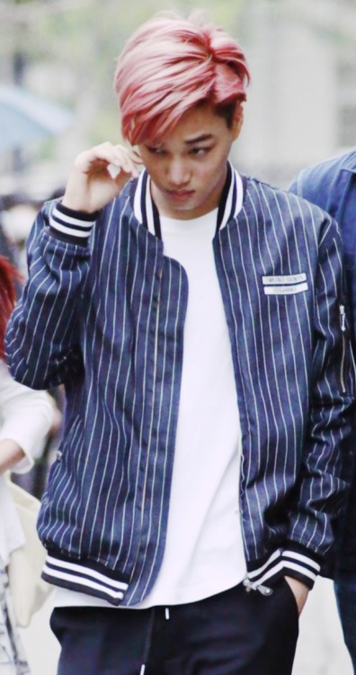 brbcrawlingtokorea: Sleepy pink haired Jongin