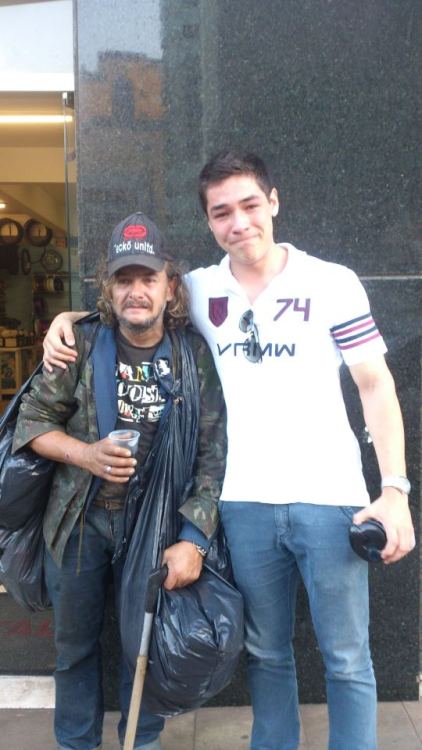  Eu sai do meu trabalho com o ovo de páscoa que ganhei do meu pai, assim que sai vi um homem cheio de sacolas onde ele leva o pouco que tem, ele parou algumas pessoas e pediu uma ajuda, eu comprei uma barrinha de chocolate e fui levar até ele, ele começou