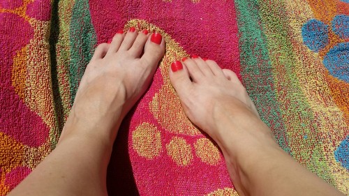 princesspipsperfect10: Hi all! Catching some rays today and thought I would share. Enjoy!
