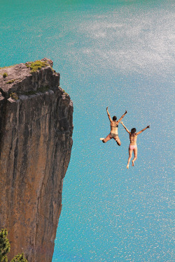 plasmatics-life:  Two Cliff Jumping Girls, ~ By SusaZoom  BORA PEGA O TALADAS