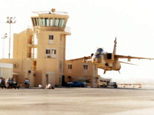 flytofight:  The Royal Air Force of Oman (formally the Sultan of Oman’s Air Force) flies several European and U.S. aircraft, some of which are maintained and even flown by expatriates.  Pictured above are Hawker Hunters and SEPECAT Jaguars having some