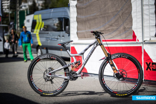 rideshimano:All eyes on the new Santa Cruz 29′er V10 in Lourdes.