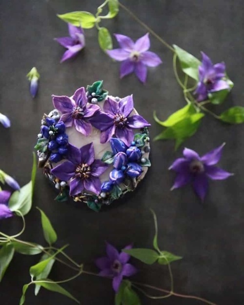 mymodernmet:Lifelike Buttercream Flowers Transform Ordinary Cakes into Bountiful Bouquets