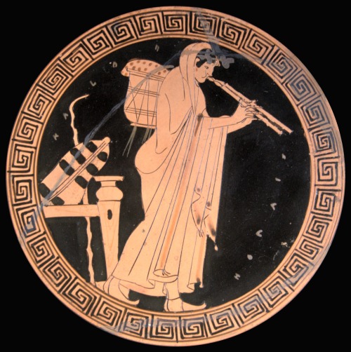 sporadicq:Aulos player. Attic red-figured kylix, ca. 490 BC. From Vulci.