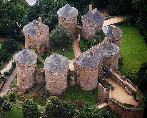 realmedieval:Photo credit unknown - courtesy of Bes Lysy via FacebookChâteau de Lassay - Mayenne (Fr