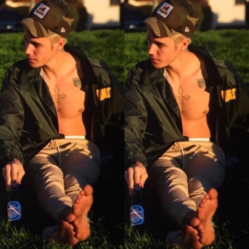 jaustinforever: Mmm Justin’s feet this is for you @biebfeetinfatuation