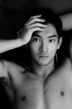 ohthentic:  sinomen:  Eric East (birth name: 包晗, Bāo Hán)  Oh