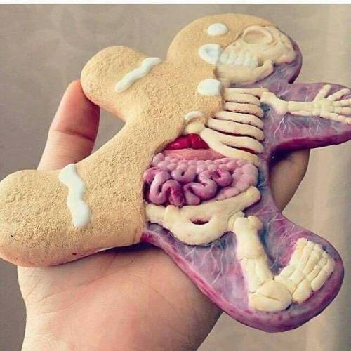 favoritelatina: sixpenceee: Ginger bread man skeleton! Nightmare before Christmas as a cookie