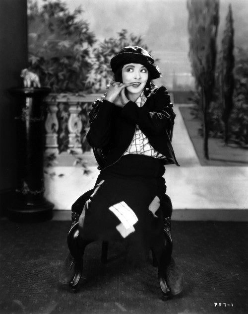 vintagechampagnefever:Colleen Moore in a publicity shot for Ella Cinders (1926)