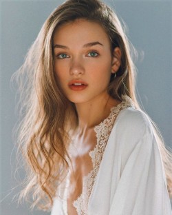 beautiful&mdash;-girls:  https://www.instagram.com/girls_to_adore 
