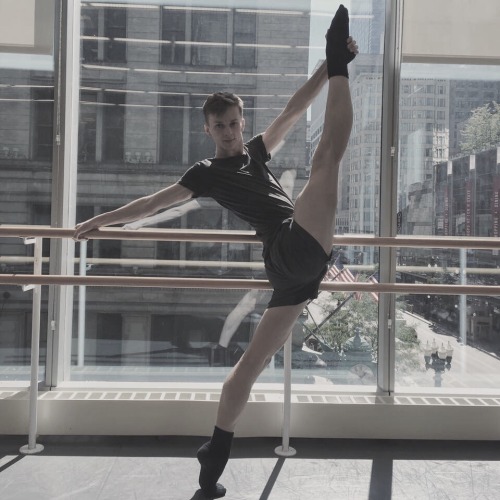 pas-de-duhhh:pas-de-duhhh: Jonathan Dole trainee at The Joffrey Ballet I’m posting some of his rec