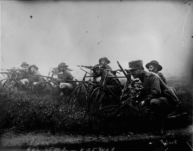Italian Bersaglieri bicycle troops.
(Bibliothèque nationale de France)