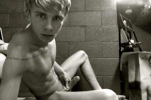 ...AND YET ANOTHER UNNECESSARY GAY NUDITY BLOG