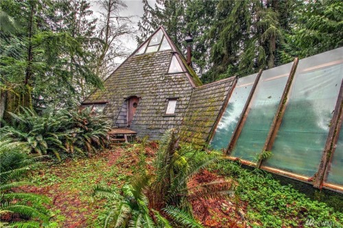 whospilledthebongwater:  lameeejaneee:  stonedscientist:  paradisiak:  househunting:  踰,000/3 brSnohomish, WA  @mistergreeenthumb  I know where I want to live  My god, this is so perfect. I would fill every room in that lovely glass house with smoke