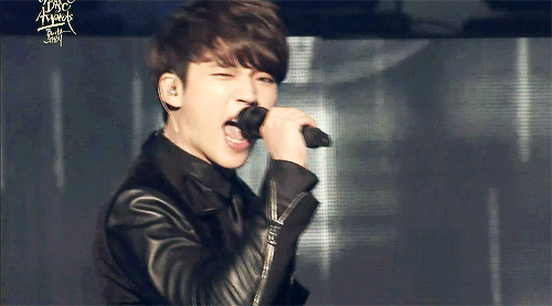 namusoos-blog:  woohyun’s cute pinky when switching hands ;///; 