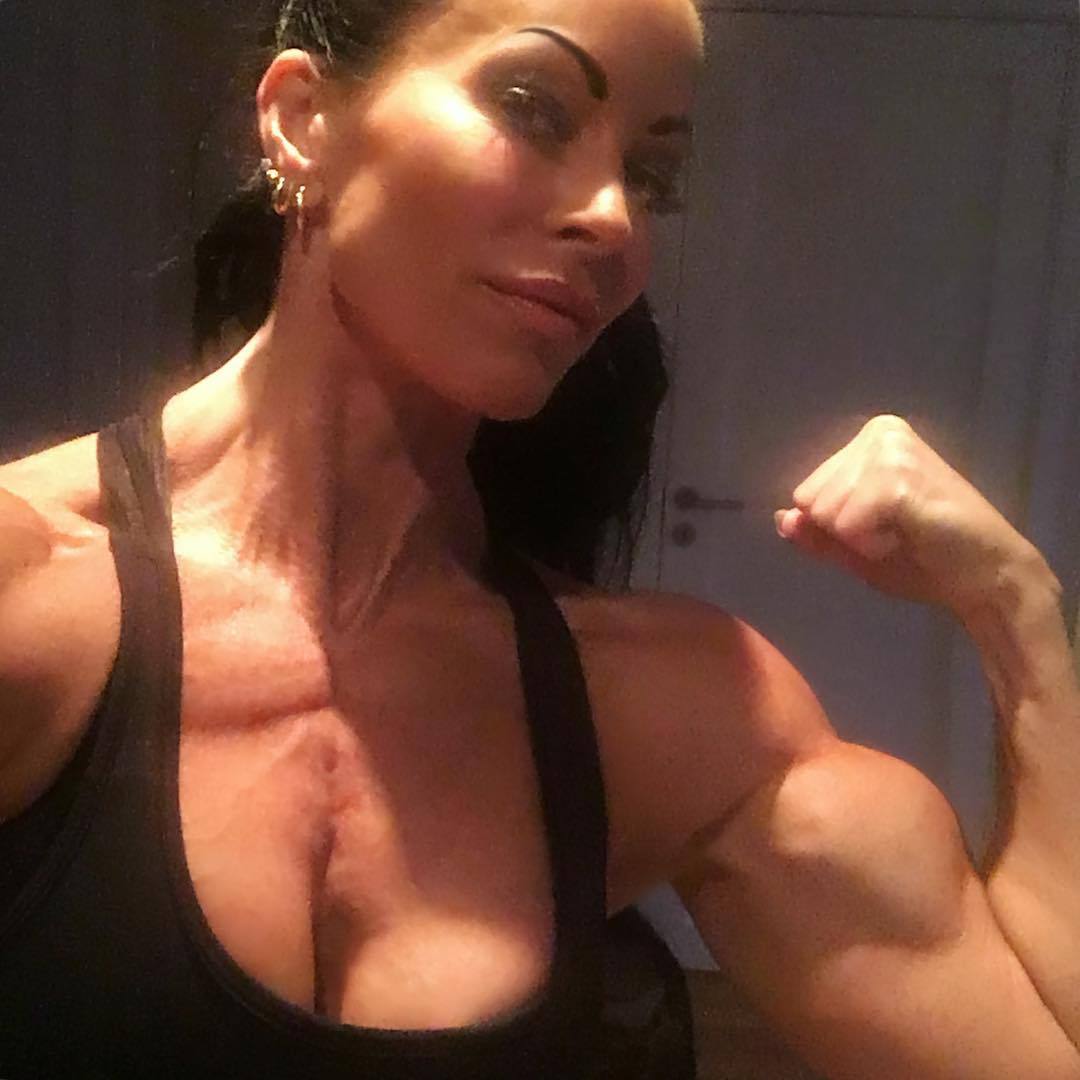 musculargoddesses:  Adriana Kuhl
