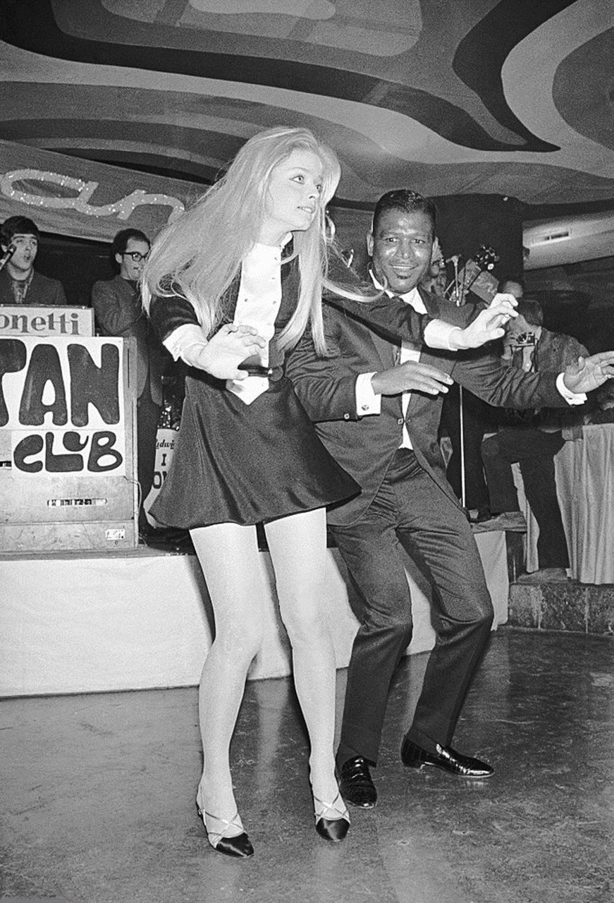 isabelcostasixties:  boxing champ Sugar Ray Robinson does a dance with Ewa Aulin
