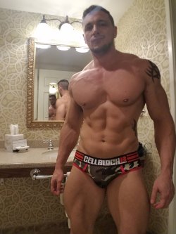 hotmaleunderwear:  hotmaleunderwear.tumblr.com