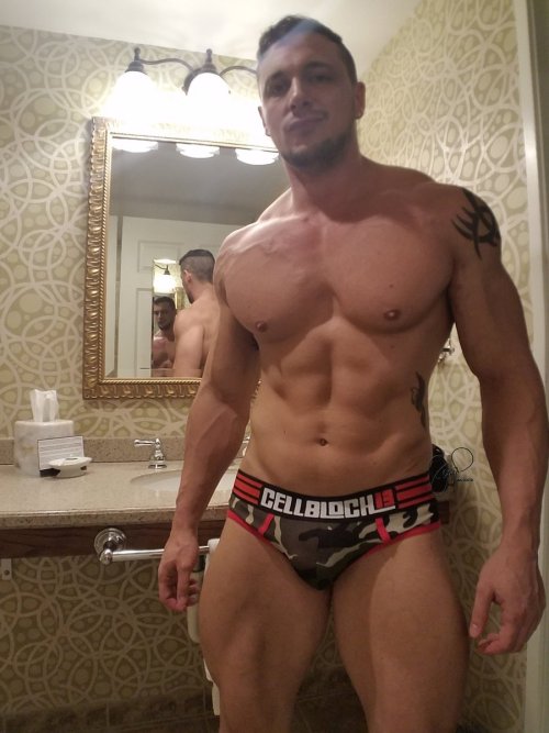 hotmaleunderwear:  hotmaleunderwear.tumblr.com