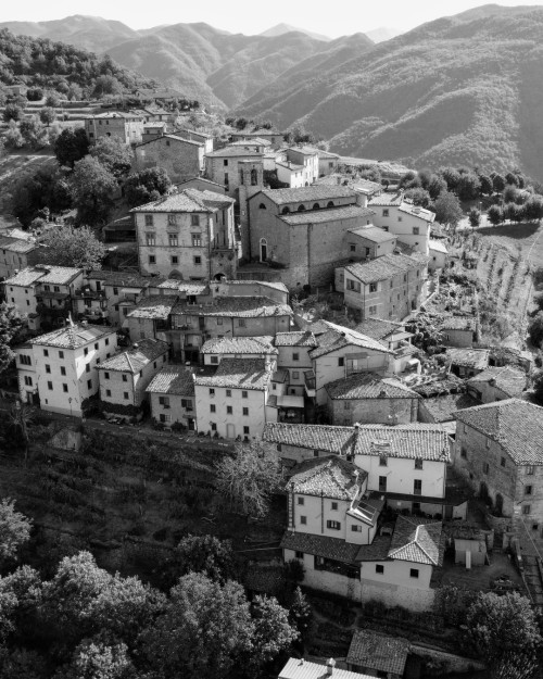 Sillico (Lucca). Sul finire della scorsa estate abbiamo soggiornato in questo piccolo borgo in Garfa