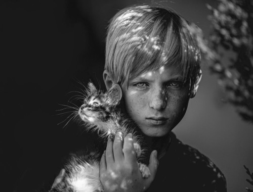 itsloriel:Мальчик с котёнком. Фотограф Анна Виноградова