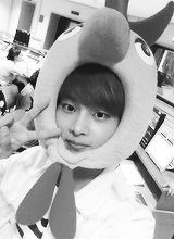 daegyo:  9 Hakyeon x V sign selcas 