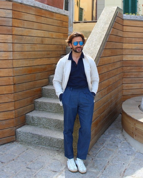 How can be wrong with these colors ? Ivory , Navy and Pleated Trousers matched with GAT sneakers .
#ElbaIsland (presso Elba Island, Italy)
https://www.instagram.com/p/BvwM_yglGoI/?utm_source=ig_tumblr_share&igshid=15krscn369vs5