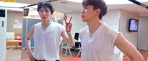 vixx-me-up: leobin + ✊✋✌  