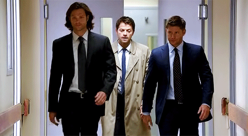 shadows-of-a-fallen-angel:  anotherscreamingfangirl:  LOOK  AT DEAN’S WRIST-FLIP IN THE FIRST GIF!!!!  DEAN YOUR DIVA IS SHOWING 