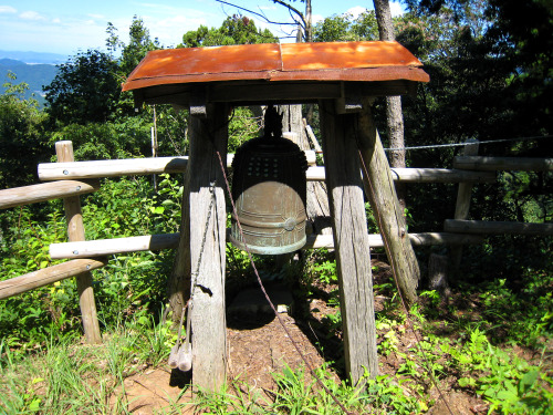 権現山（ごんげんやま、Mt.Gongen）標高565m、越前市（旧今立町）20110911松ケ嶽神社松ケ嶽神社由来案内板半鐘権現山山頂キバナコスモスこの山は山頂まで行かなくても、ハイキングコースとして