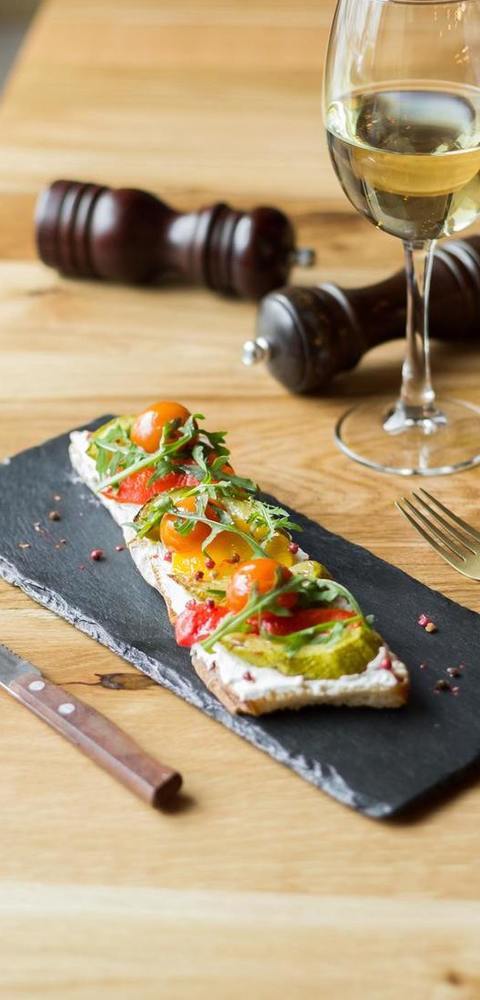 Chardonnay With Cheese And Berries Flatbread Recipe