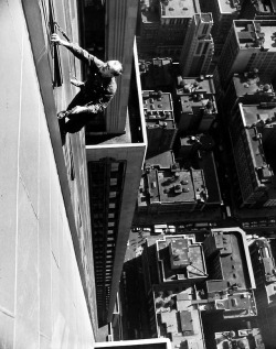 aiiaiiiyo:Window Washer, Empire State Building, 1948 [1421 x 1800] Check this blog!