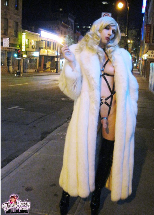cdbimbosue:  trannytimes:  Meet and fuck local shemales: http://bit.ly/1G7OKqa  Sexy