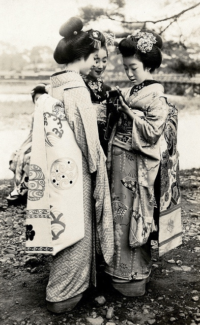 thekimonogallery:Three Maiko with a Camera. 1920s, Japan.  