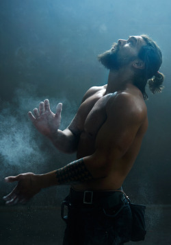 thirat-atthiraride:  Ready to climb: Jason Momoa by Patrik Giardino 