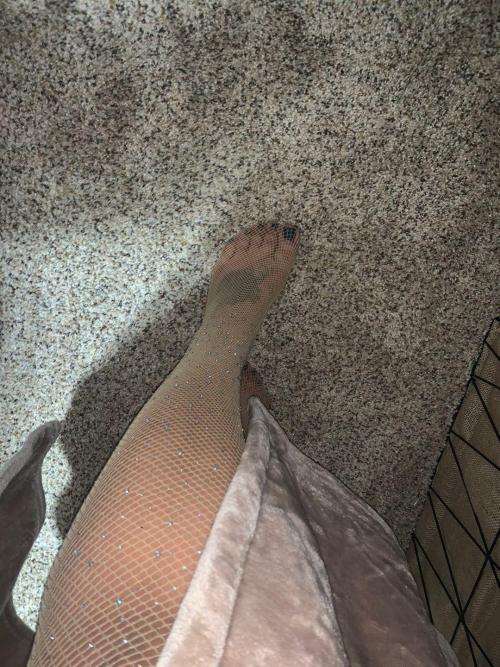  Another girl with tattoos on her pretty feet. DM her with special requests here: https://www.instag