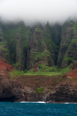 disminucion:  Na Pali Cliffs and Waterfall