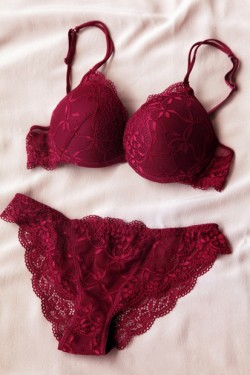 tbdressfashion:  tbdressfashion:  sexy red